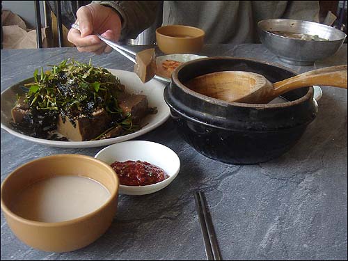 막걸리 한 잔과 도토리묵이 놓여있는 가을풍경 